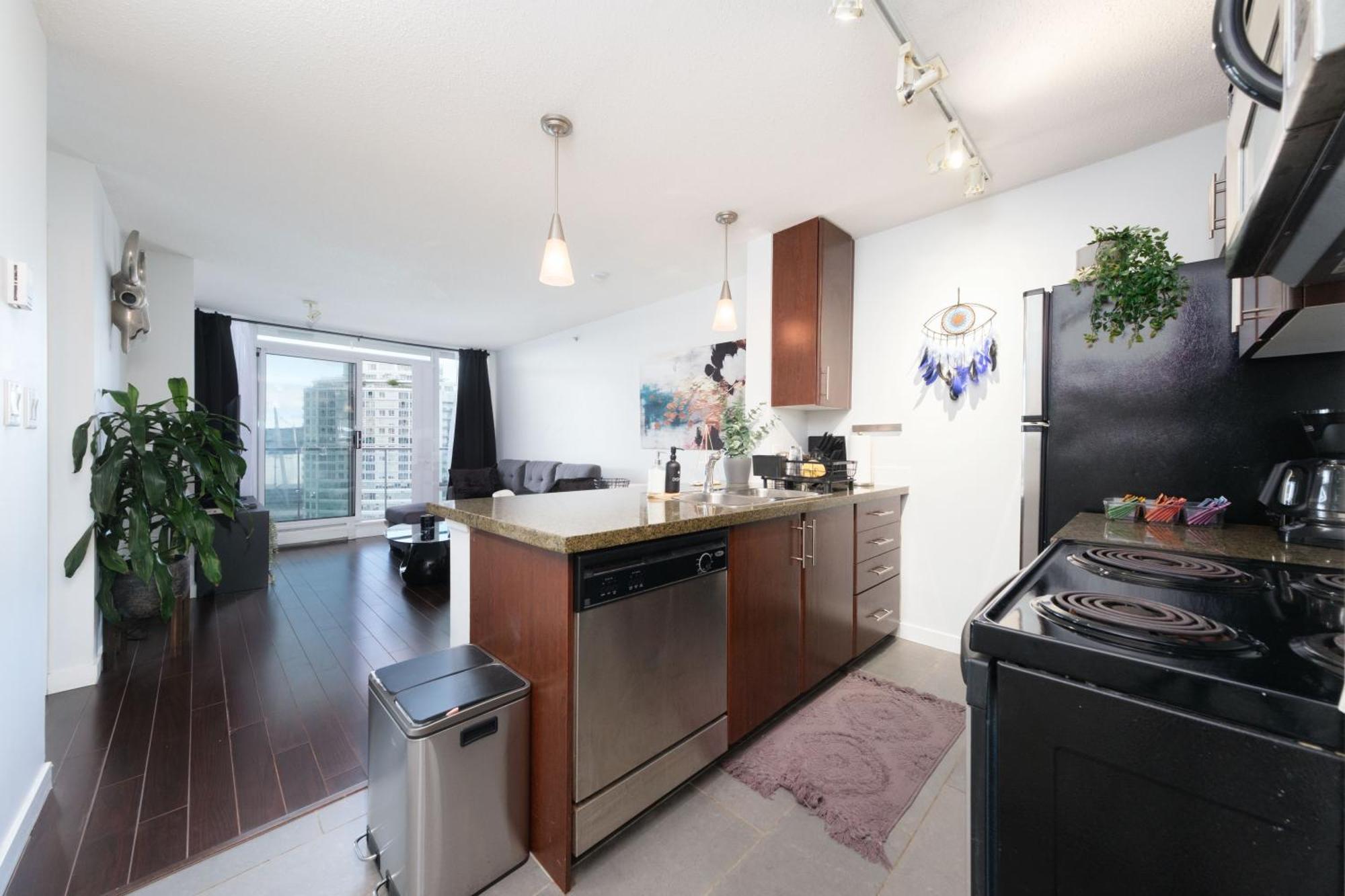 Central 1-Bedroom Apartment With Pool, Jacuzzi & Sauna Vancouver Exterior foto